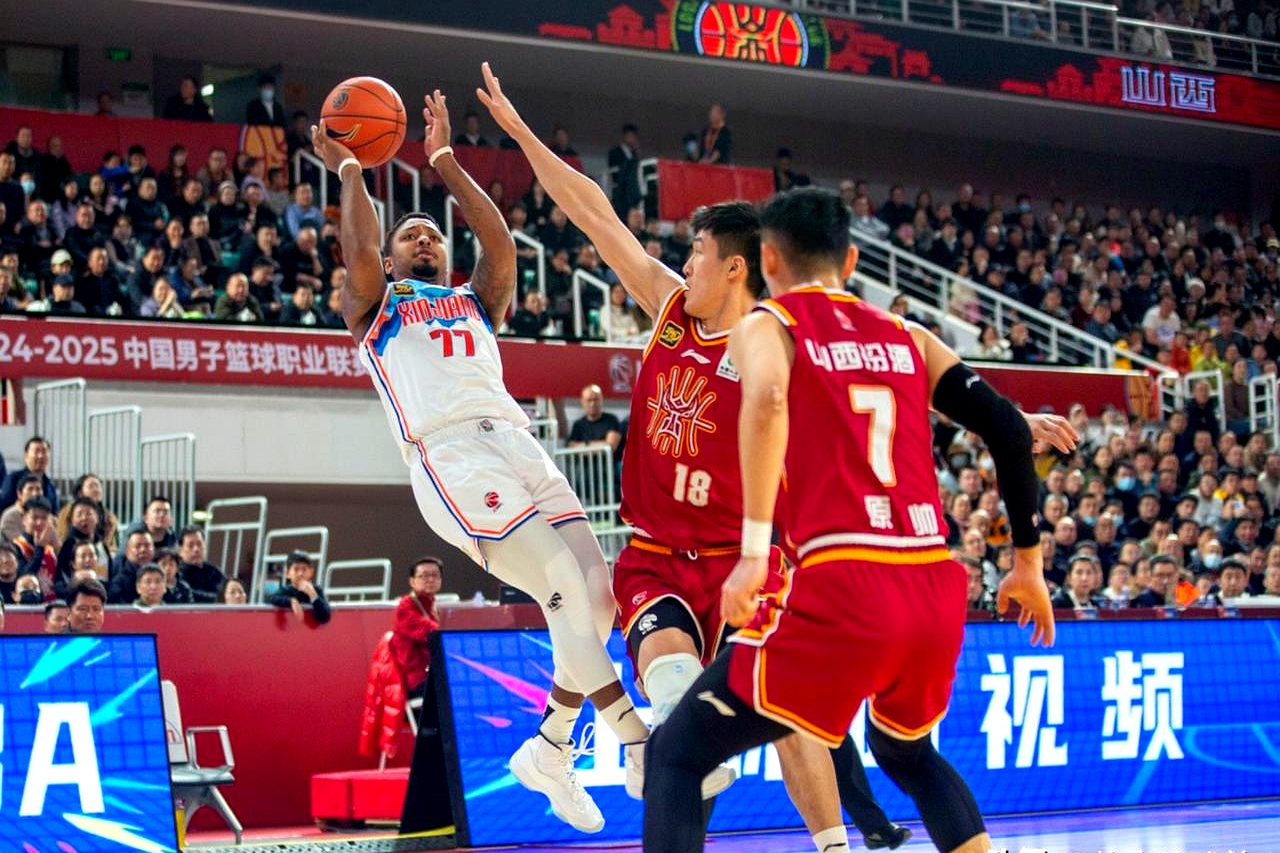 运动风波!球员因犯规被裁判判罚退场 运动风波!球员因犯规被裁判判罚退场