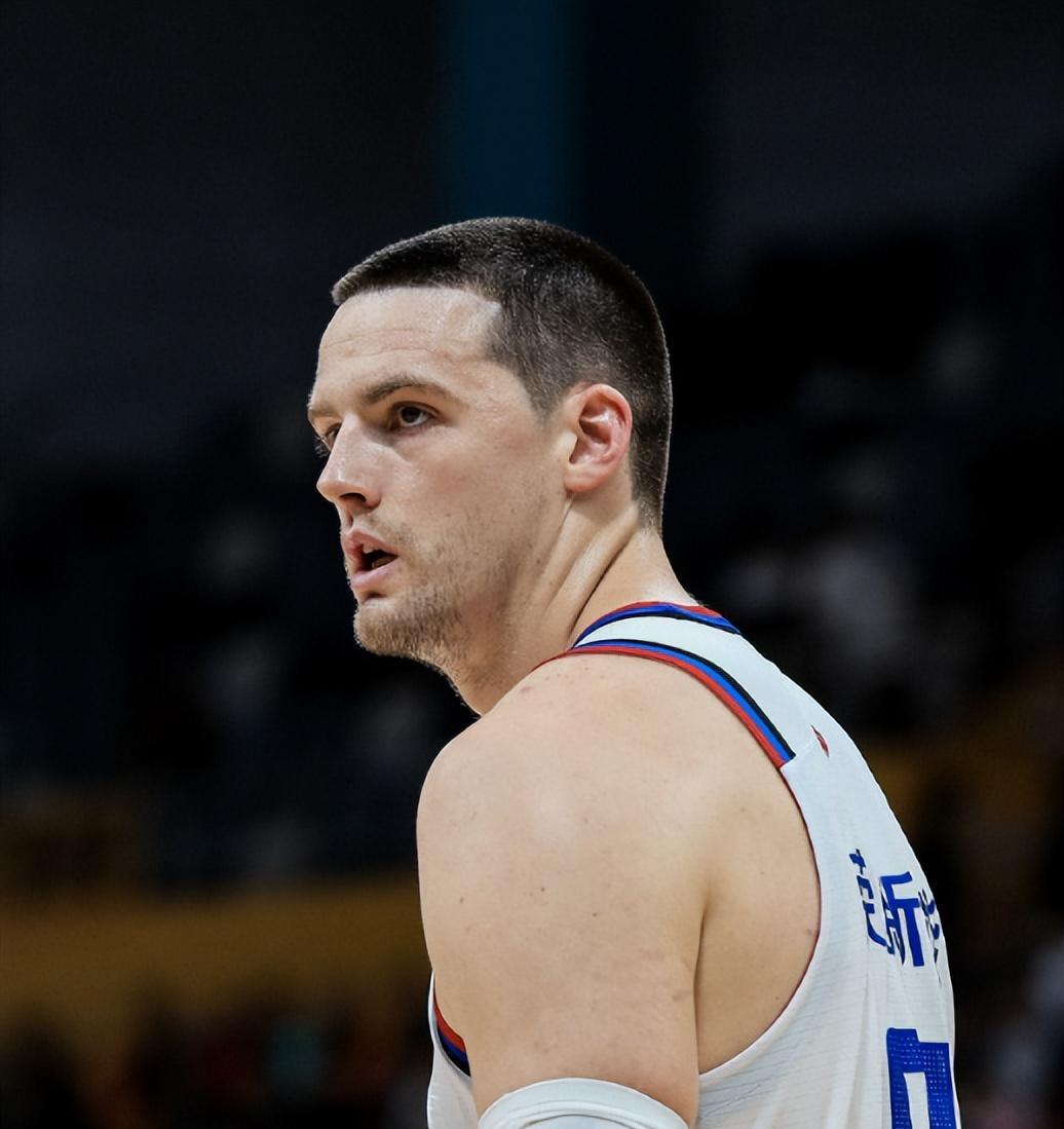 大卫-詹姆斯CBA成绩稳步提升,球队前景一片光明 大卫-詹姆斯CBA成绩稳步提升,球队前景一片光明